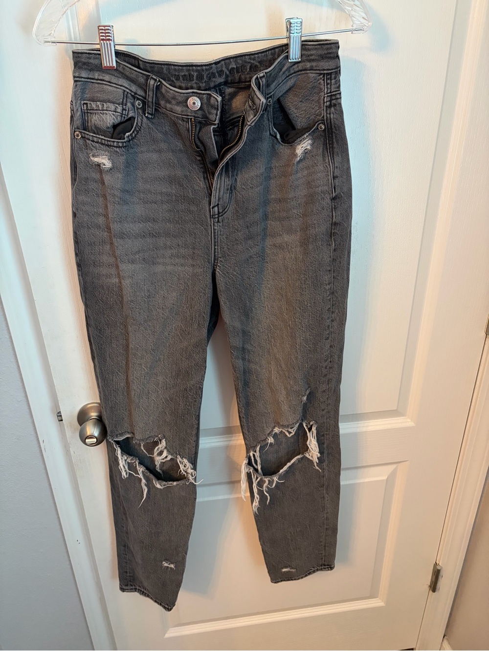 American Eagle Outfitters Women's Ripped Gray Boyfriend Jeans size 4 long